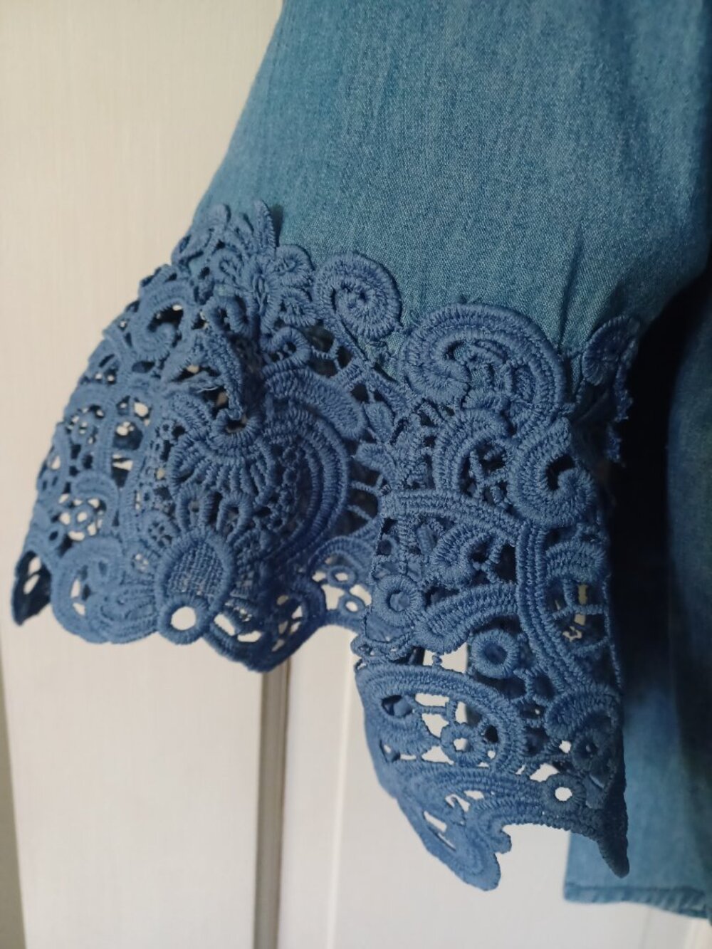 Hester & Orchard Women's Blouse Top Chambray Blue Lace Detail Size L